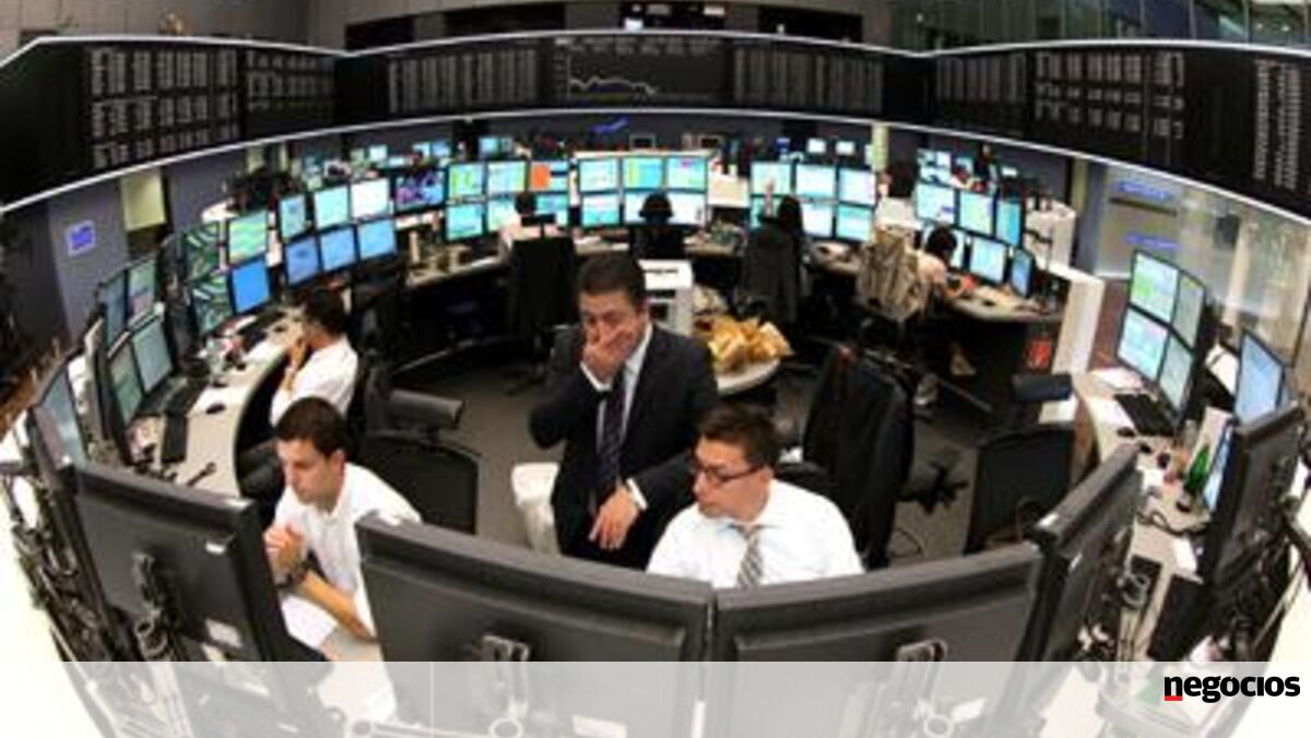 Europa fecha semana com maioria de perdas. Setor automóvel e do luxo travaram maiores quebras
