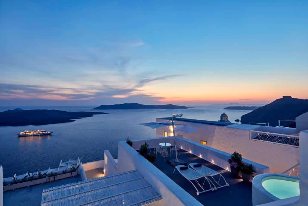 Vista da varanda de um dos quartos do Kokkinos Villas, um dos hotéis em Santorini