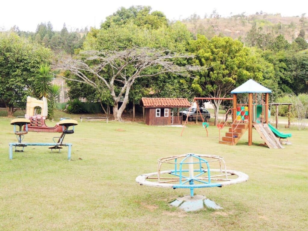Parquinho infantil com escorregador, roda-roda, balanço no gramado do Hotel Fazenda Villa Verona