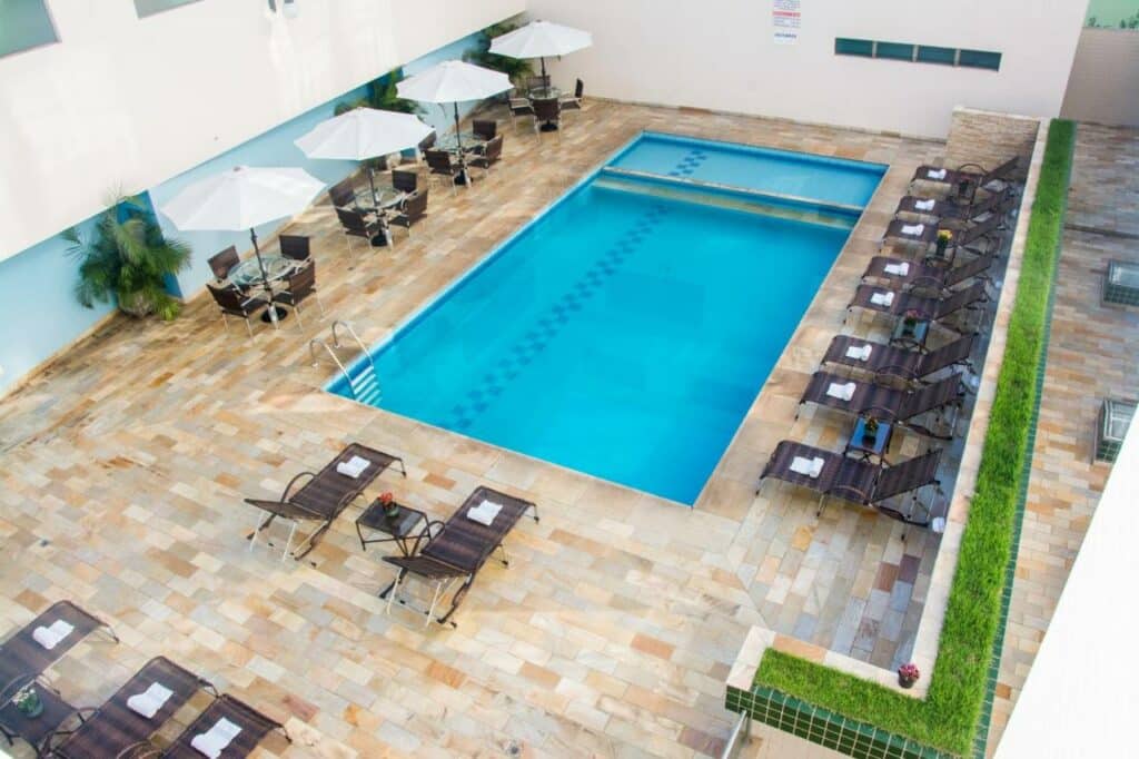 Piscina do Serra Negra Palace Hotel vista de cima com um deck ao redor com espreguiçadeiras 