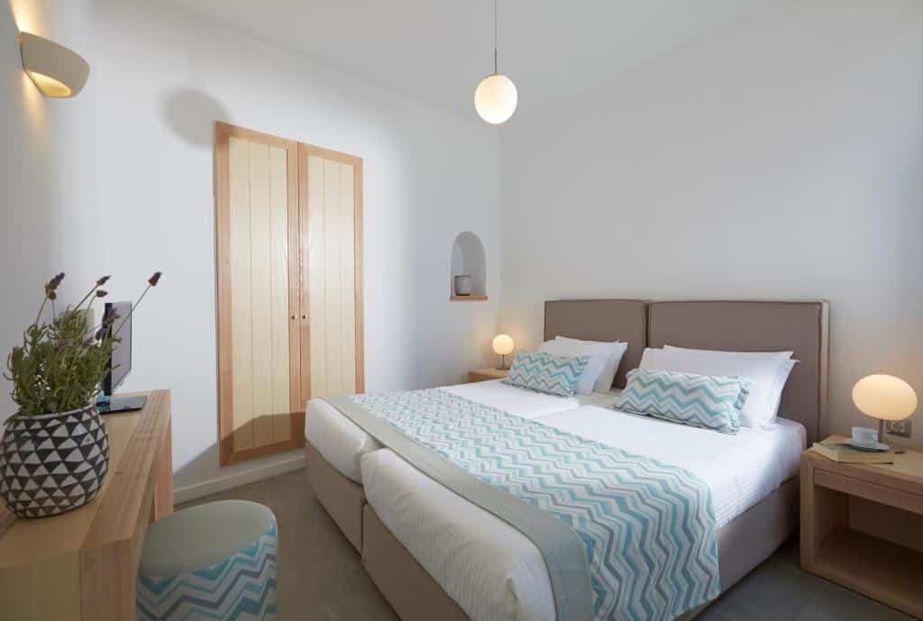 Um quarto moderno com duas camas de solteiro, roupa de cama estampada, móveis de madeira e decoração minimalista com iluminação suave.