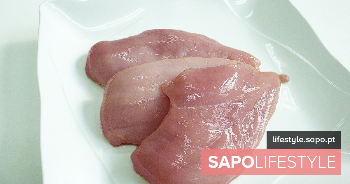 Os perigos de lavar o frango antes de o cozinhar