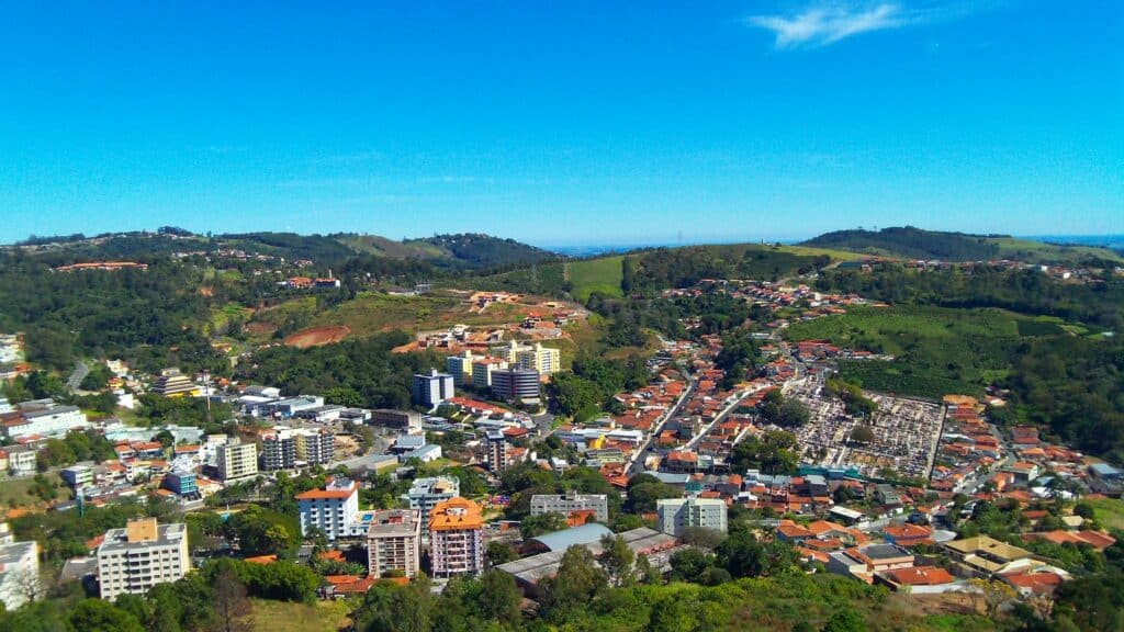 Cidade de Serra Negra com as casas e prédios por entre as montanhas