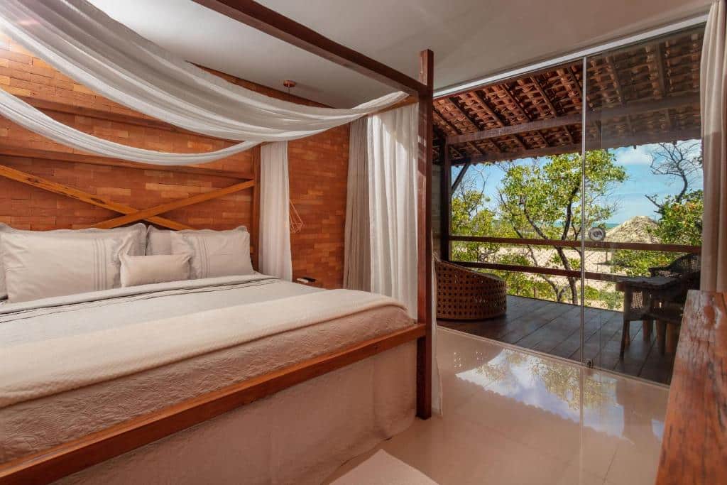 suíte do Pratagy Acqua Park Beach All Inclusive Resort - Wyndham com uma cama de sala e uma varanda com vista para a praia e o mar