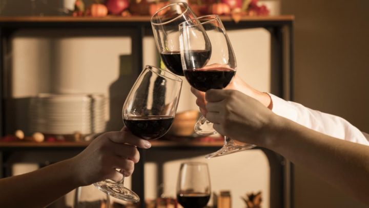 Brinde com vinho tinto