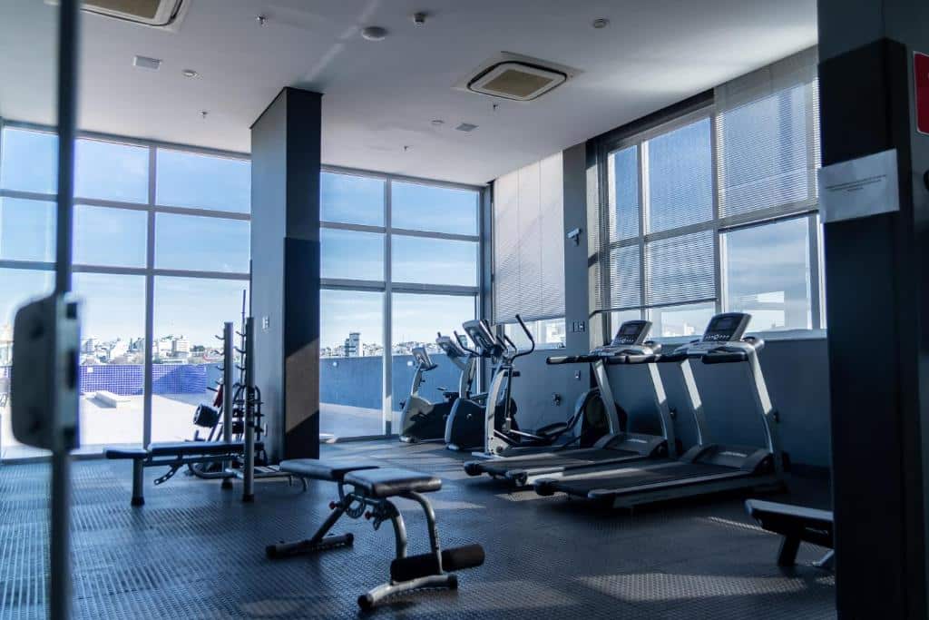 Academia Hotel Gran Vivenzo Belo Horizonte com esteiras e aparelhos de ginástica. Representa hotéis em Belo Horizonte. 