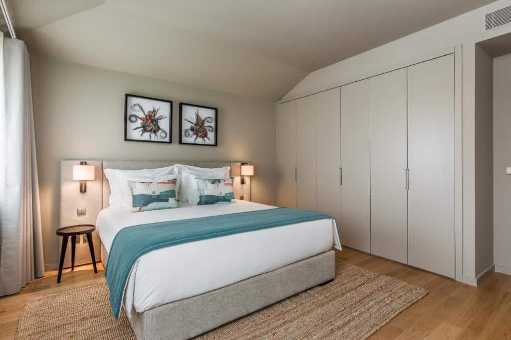 Quarto do Legends House by Sweet Porto com cama de casal do lado esquerdo da imagem e um guarda roupa do lado direito.
