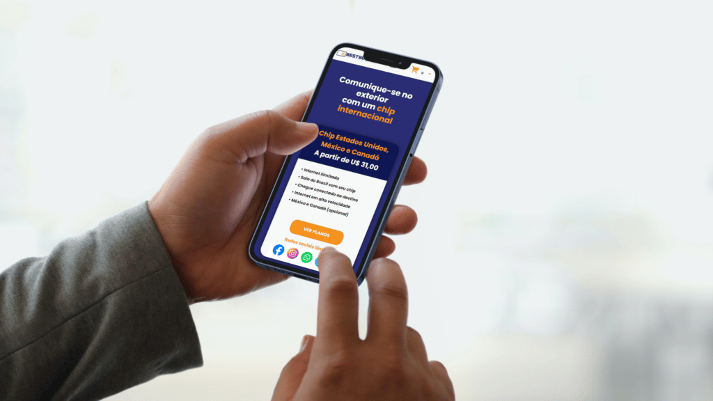 mãos negras masculinas segurando um celular antroid que mostra a tela inicial do site best buy sim