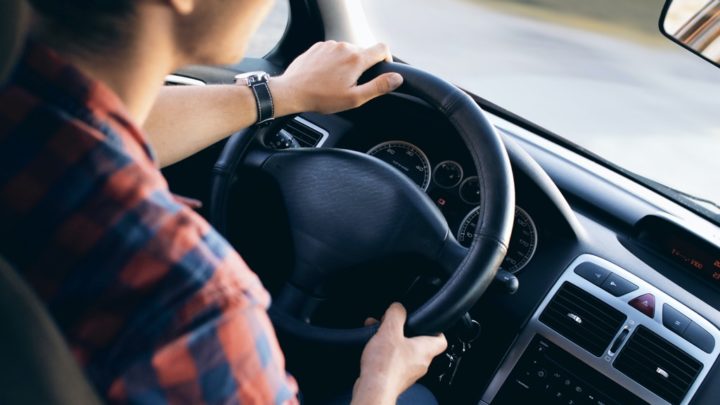 Carro com mudança engatada gasta mais que em "ponto morto"?