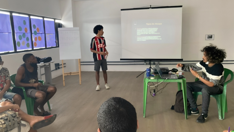 Oficina realizada pela InfoCria, mostra pessoas em sala de aula