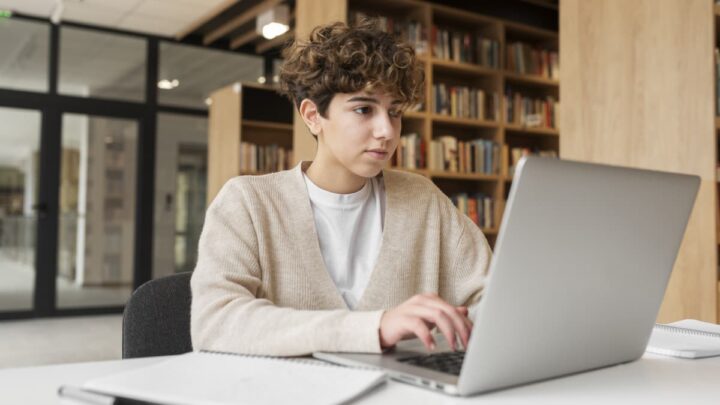 Estudante a usar um computador portátil