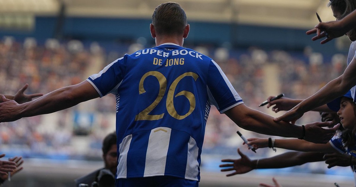 “Em 2025 ninguém saber é algo de loucos”. Farioli impressionado com surpresa De Jong, neerlandês revela conversa com o técnico