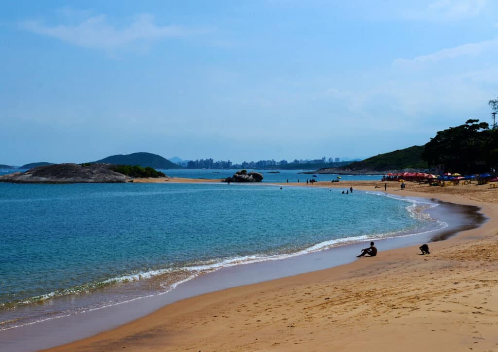 Praia de Setiba com banhistas.