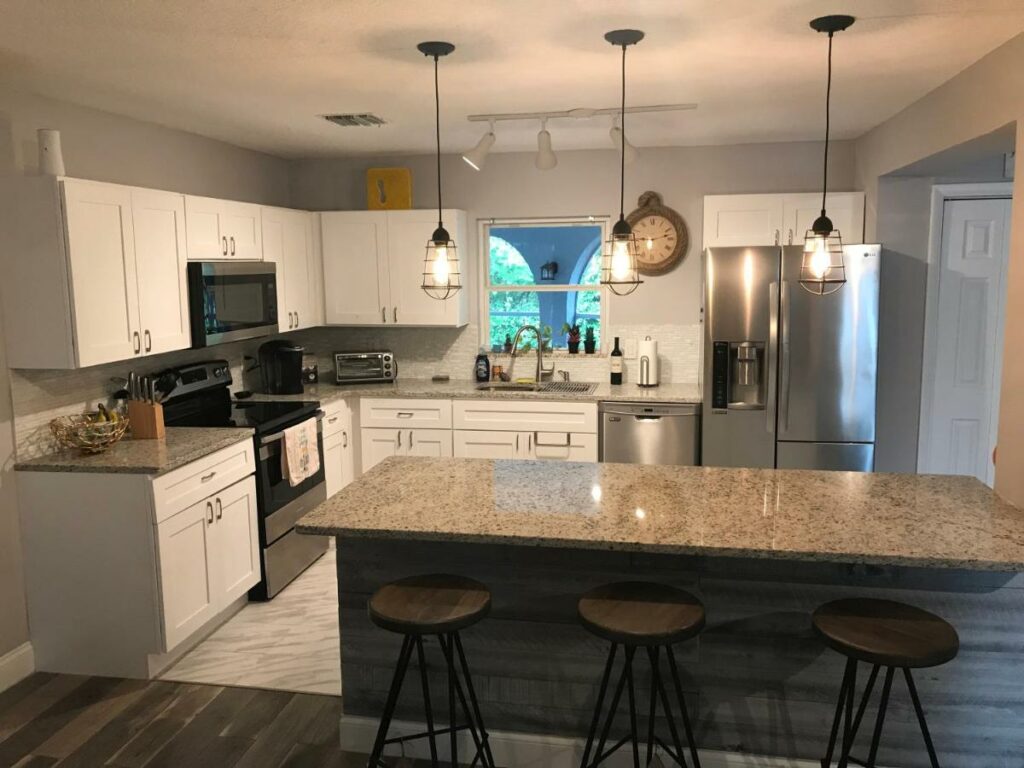cozinha bem completa do Joanne's cozy pad em Orlando