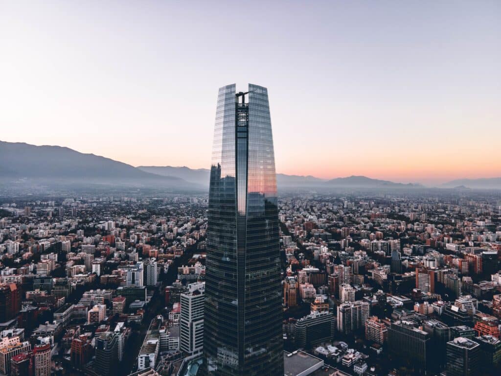 Vista da cidade de Santiago durante o dia com vários prédios em volta.