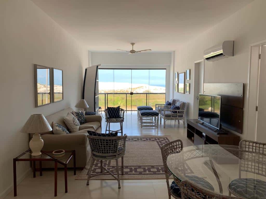 Apartamento mobiliado no Las Dunas com varanda com vista para dunas em uma praia, em Cabo Frio.