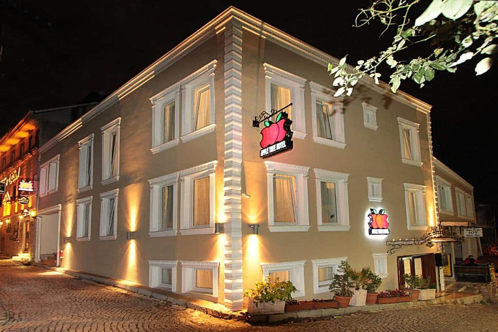 fachada com várias janelinhas do Apple Tree Hotel uma das opções de hotéis em Istambul 