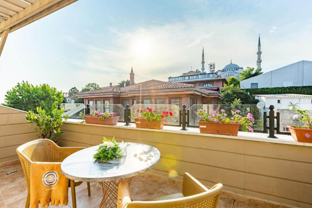 varanda com vista da mesquita no Best Point Hotel Old City - Best Group Hotels uma das opções de hotéis em Istambul