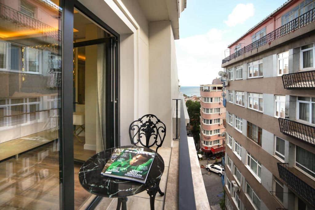 sacada com mesa do Great Fortune Design Hotel & Spa uma das opções de hotéis em Istambul