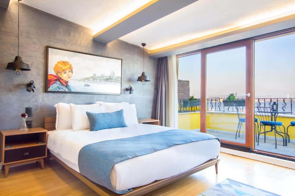 quarto com varanda do Hotel Poem em Istambul