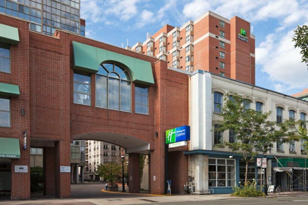 Fachada do Holiday Inn Express Toronto Downtown