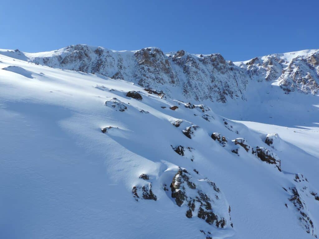Vista das montanhas coberta de neve no Valle Nevado no Chile.