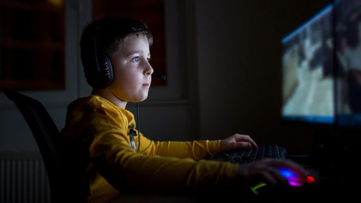 Criança a jogar videojogo