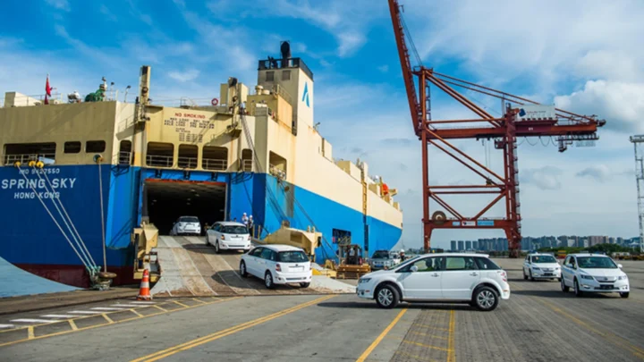 Imagem navio a carregar carros da China para atravessar o Mar Vermelho