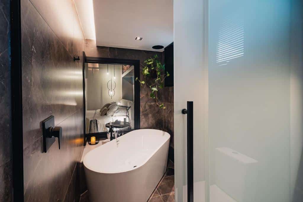 Banheira branca da Pousada Bella Terra com formato moderno e decoração minimalista.