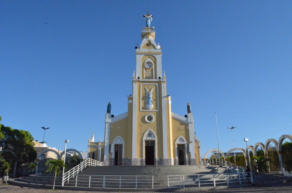 Vsta da Paróquia de Nossa Senhora das Dores em estilo colonial em branco e dourado, em Juazeiro do Norte.