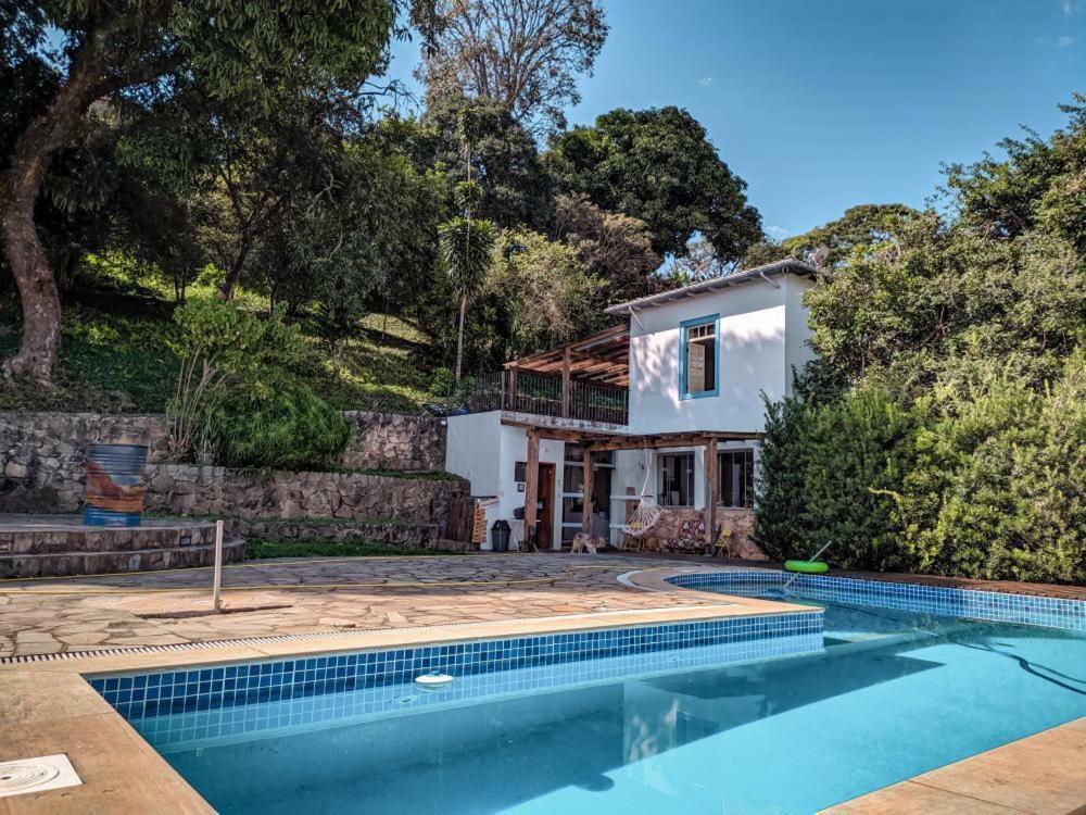piscina no Del Mundo Hostel que tem estrutura de pousadas em São João Del Rei
