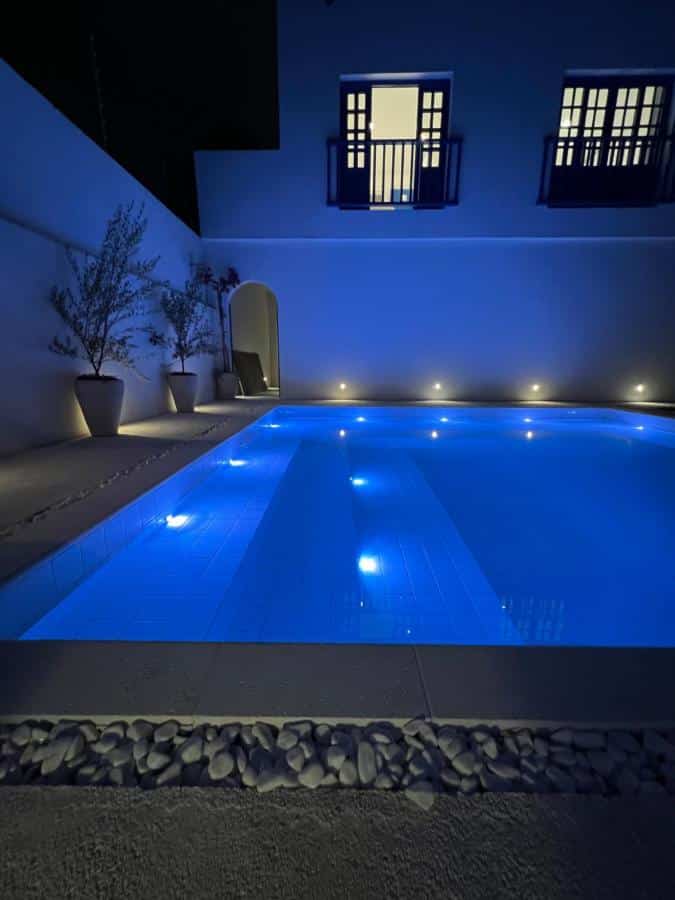Piscina ampla da Pousada Vila Santô  inteira iluminada de noite