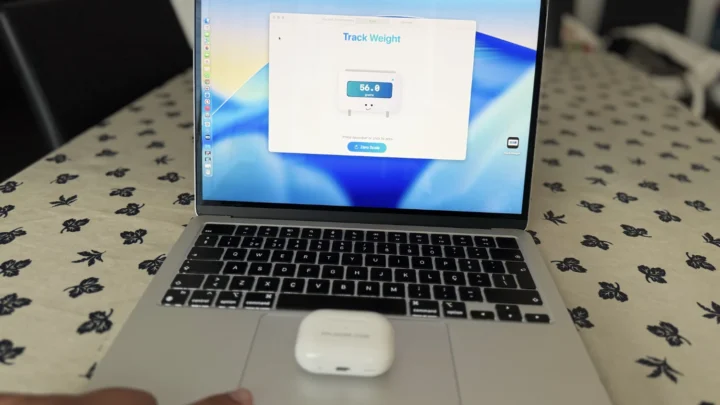 Imagem MacBook Pplware com TrackWeight a servir de balança