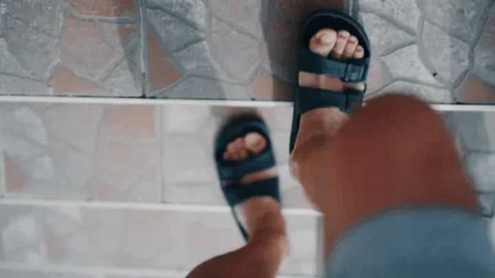 Ilustração de uns chinelos fotografados na primeira pessoa