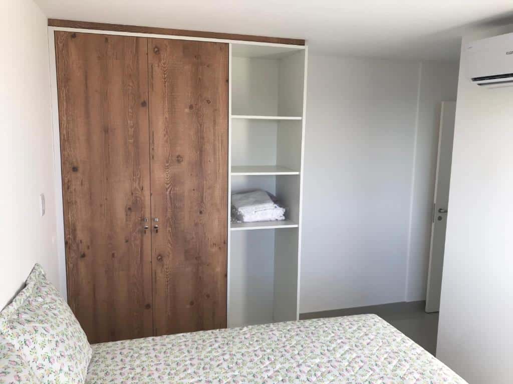Quarto do Apto 3/4 bem localizado. Uma cama de casal do lado esquerdo, no fundo armário..