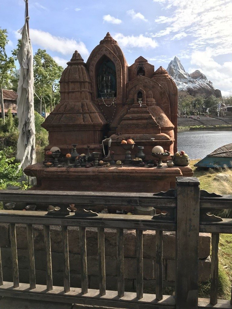 O Parque Ásia no Animal Kingdom com o Everest ao fundo