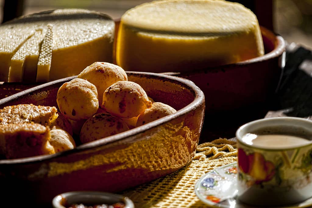 pãezinhos de queijo e queijo meia cura, iguarias mineiras