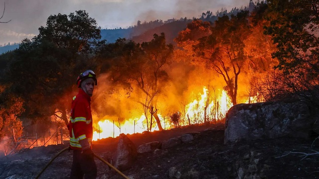 Bombeiros têm pela frente noite de “muito trabalho” no Algarve