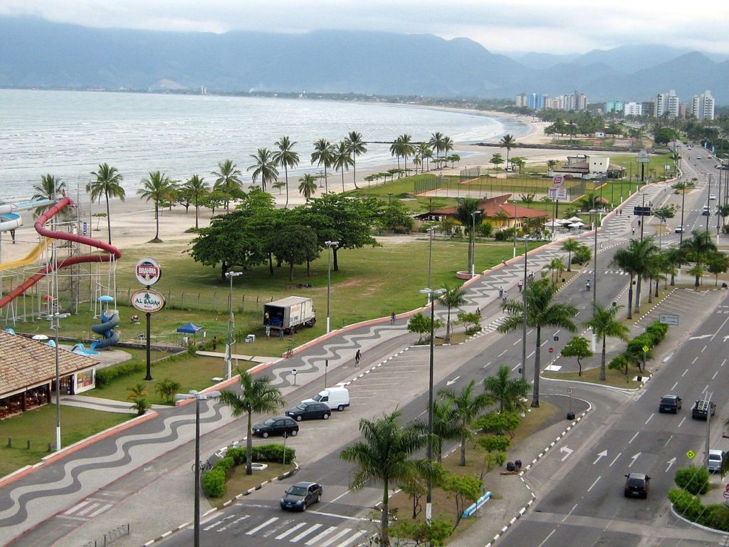 Centro de Caraguatatuba com quiosques, parque de diversão, coqueiros e calçadão
