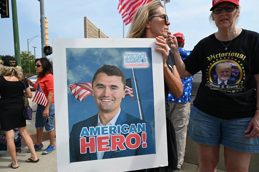 Entre comício político e missa campal: como a cerimónia fúnebre de Charlie Kirk se tornou a apoteose MAGA do ano