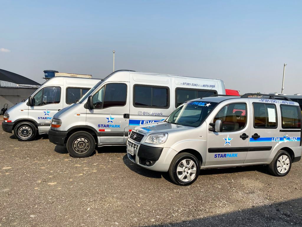 Três vans da LL Star Park estacionadas em um local aberto