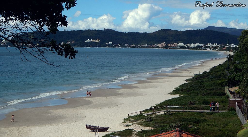 vista da praia de jurerê internacional em florianópolis