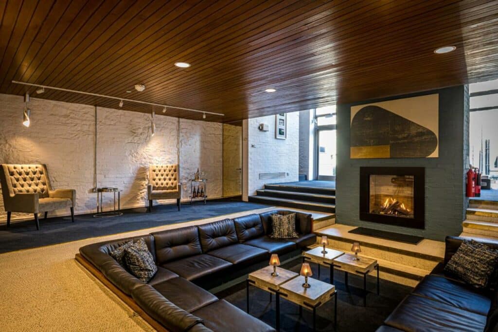 Sala espaçosa com lareira e muitos sofás e poltronas no Number 31, um dos hostels em Dublin.