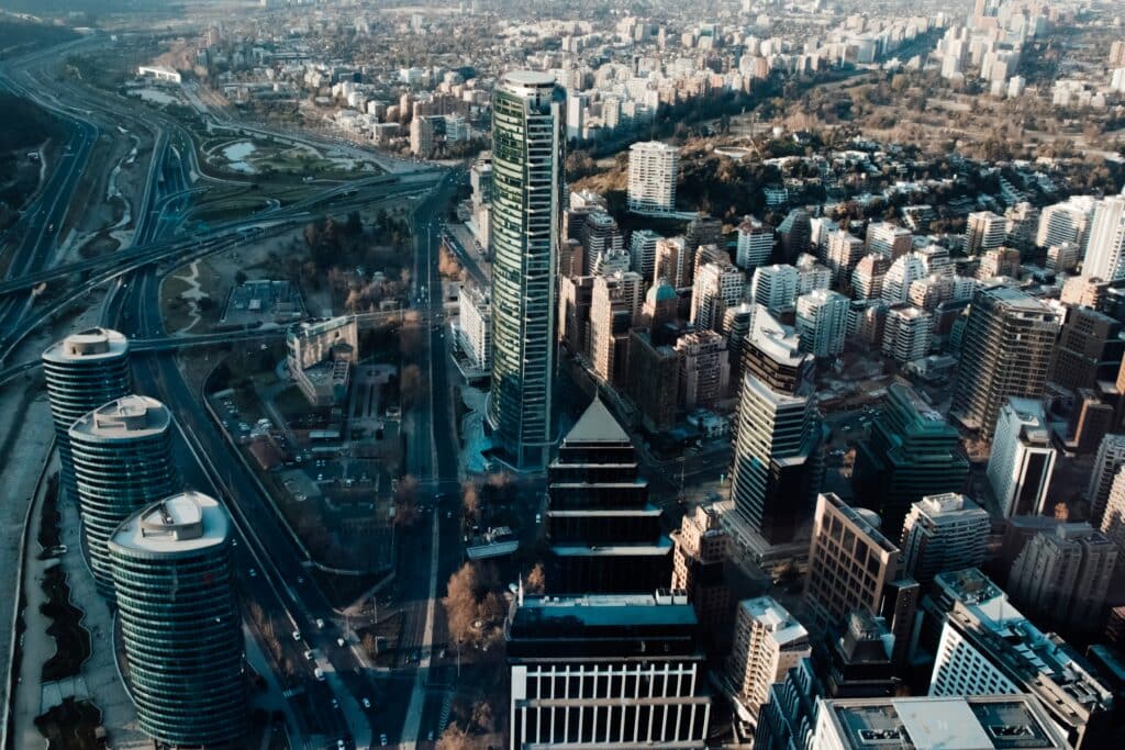 Vista do Sky Costanera, em Santigo em volta de vários prédios durante o dia.