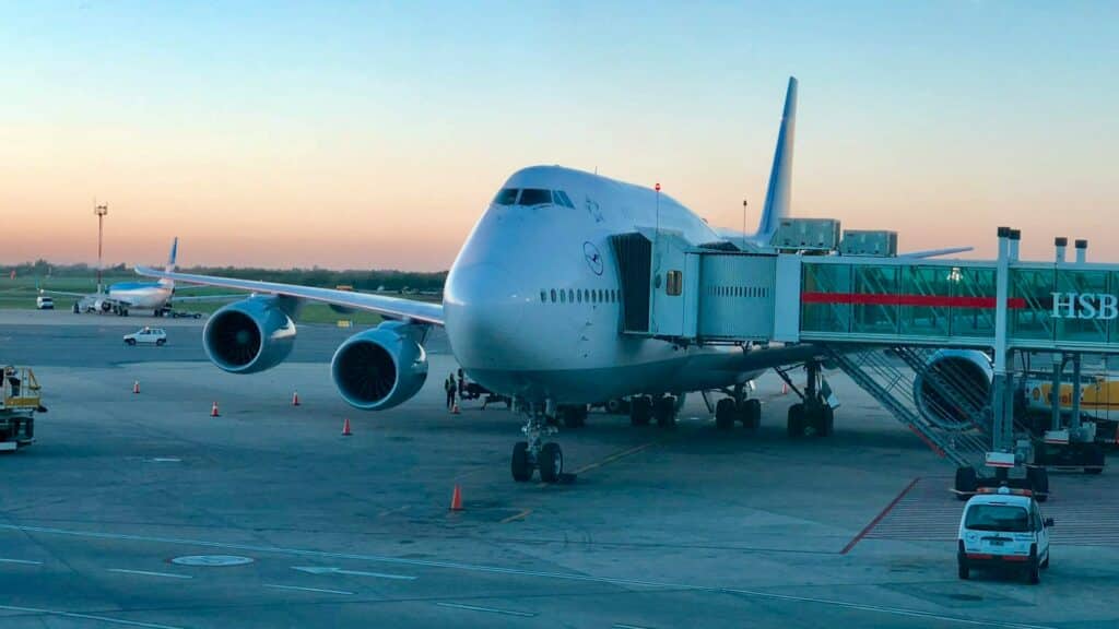 vista da pista com um avião no Aeroporto de Ezeiza, em Beunos Aires