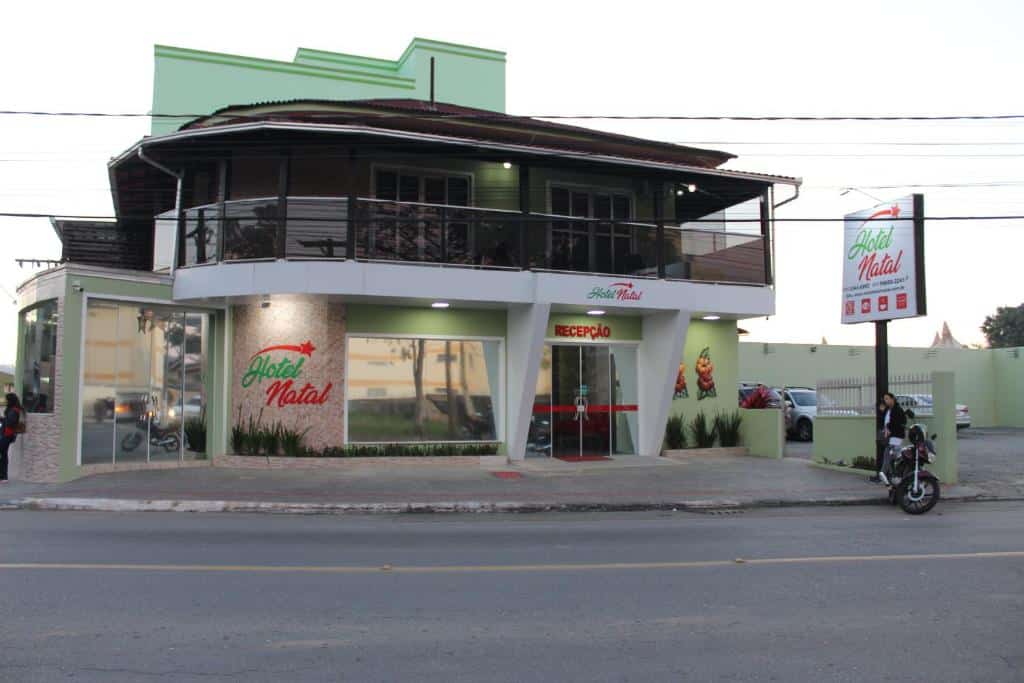 Fachada do Hotel Natal, com paredes verdes