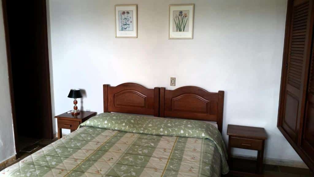 Cama de casal no Bartholo Plaza Hotel, um dos hotéis perto do Beto Carrero World