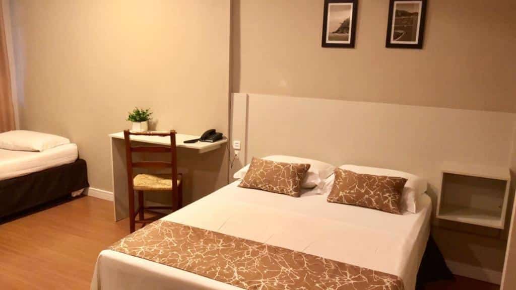 Quarto com uma cama de casal e uma cama de solteiro no Lorimar Hotel, um dos hotéis perto do Beto Carrero World