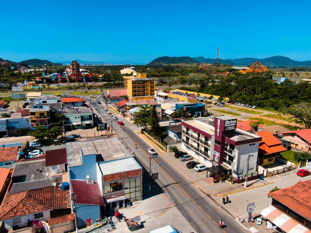 Vista aérea de rua do Hotel Rochamar, com vista para o Beto Carrero ao fundo