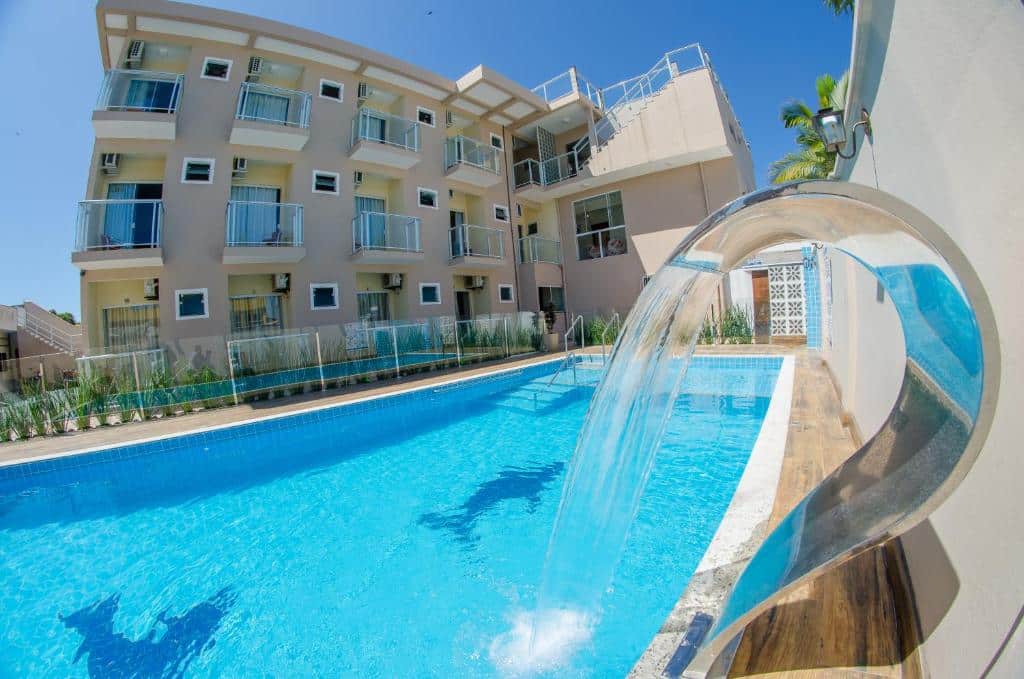 Piscina com cascata no Villarejo Parque Hotel, com vista para sacadas das unidades